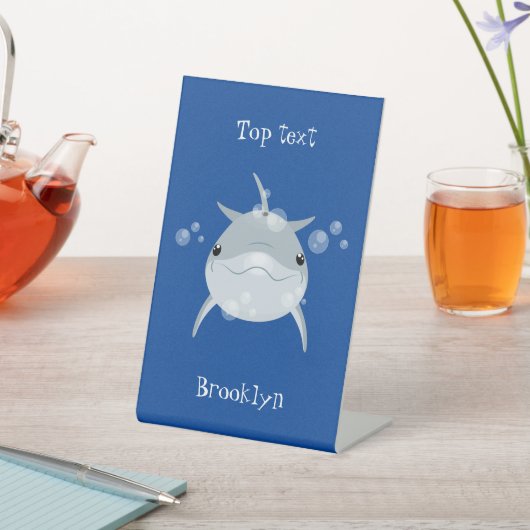 Cute happy kawaii dolphin cartoon reclamebord met voetstuk (Insitu)