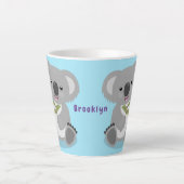 Cute happy koala waving cartoon illustratie latte mok (Voorkant)