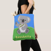 Cute happy koala waving cartoon illustratie tote bag (Dichtbij)