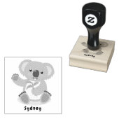 Cute happy koala waving cartoon illustration rubbe rubberstempel (Gestempeld)