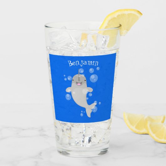 Cute happy narwhal bubbles cartoon illustratie glas (Achterkant ijs)