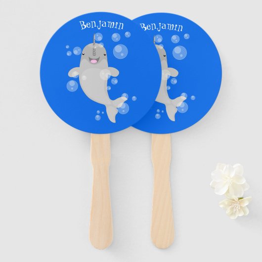 Cute happy narwhal bubbles cartoon illustratie handwaaier (Voorkant en achterkant)