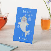 Cute happy narwhal bubbles cartoon illustratie reclamebord met voetstuk (Insitu)