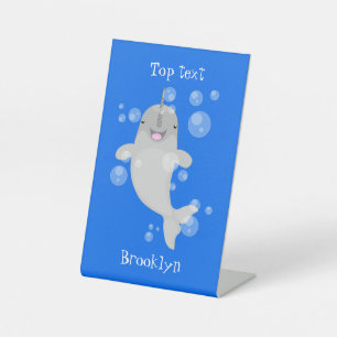 Cute happy narwhal bubbles cartoon illustratie reclamebord met voetstuk