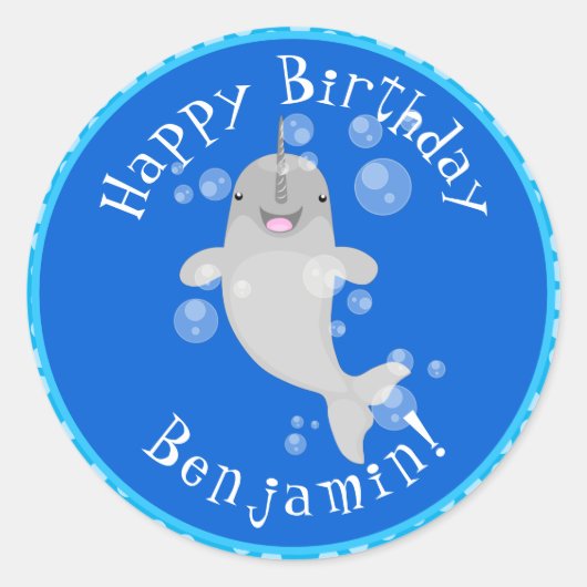 Cute happy narwhal bubbles cartoon illustratie ronde sticker (Voorkant)