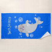 Cute happy narwhal bubbles cartoon illustratie strandlaken (Voorkant)