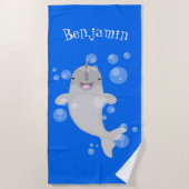 Cute happy narwhal bubbles cartoon illustratie strandlaken (Voorkant)
