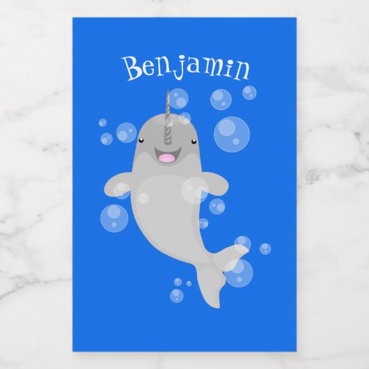 Cute happy narwhal bubbles cartoon illustratie voedselcontainer etiket (Enkel label)