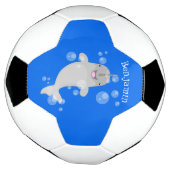 Cute happy narwhal bubbles cartoon illustratie voetbal (Gedraaid)