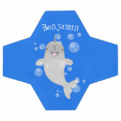 Cute happy narwhal bubbles cartoon illustratie voetbal (Enkel)