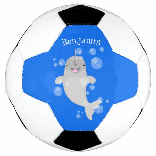 Cute happy narwhal bubbles cartoon illustratie voetbal (Voorkant)