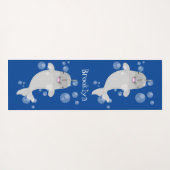 Cute happy narwhal bubbles cartoon illustratie yogamat (Achterkant (horizontaal))