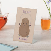 Cute happy potato springtouw cartoon reclamebord met voetstuk (Insitu)