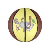 Cute happy raccoon baby illustratie basketbal (Verticaal)