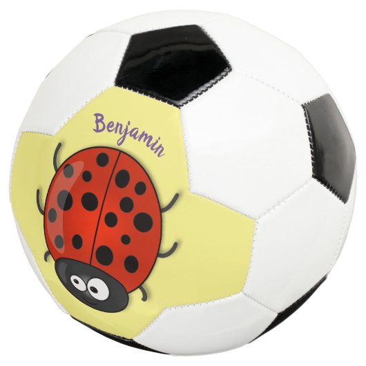Cute happy red ladybug cartoon afbeelding voetbal (Drie kwart)