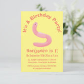 Cute happy roze regenworm cartoon kaart (Staand voorkant)