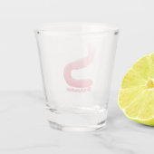 Cute happy roze regenworm cartoon shot glas (Achterkant)