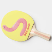 Cute happy roze regenworm cartoon tafeltennisbatje (Zijkant)