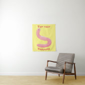 Cute happy roze regenworm cartoon wandkleed (In situ)
