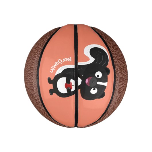 Cute happy skunk cartoon illustratie basketbal (Verticaal)