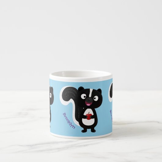 Cute happy skunk cartoon illustratie espresso kop (Voorkant)