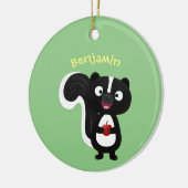 Cute happy skunk cartoon illustratie keramisch ornament (Links)