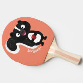 Cute happy skunk cartoon illustratie tafeltennisbatje (Zijkant)