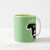 Cute happy skunk cartoon illustratie tweekleurige koffiemok (Voorkant rechts)