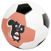 Cute happy skunk cartoon illustratie voetbal (Drie kwart)