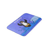 Cute happy springing pinguin cartoon illustratie badmat (Gekanteld)