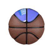 Cute happy springing pinguin cartoon illustratie basketbal (Rechts)