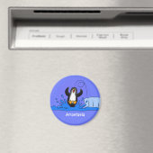 Cute happy springing pinguin cartoon illustratie magneet (Insitu (Vaatwasser))