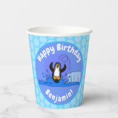 Cute happy springing pinguin cartoon illustratie papieren bekers (Achterkant)
