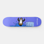 Cute happy springing pinguin cartoon illustratie persoonlijk skateboard (Horizontaal)