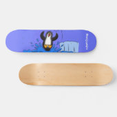 Cute happy springing pinguin cartoon illustratie persoonlijk skateboard (Horizontaal)
