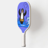 Cute happy springing pinguin cartoon illustratie pickleball paddle (Links)
