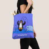 Cute happy springing pinguin cartoon illustratie tote bag (Dichtbij)