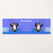 Cute happy springing pinguin cartoon illustratie yogamat (Achterkant (horizontaal))
