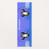 Cute happy springing pinguin cartoon illustratie yogamat (Voorkant)