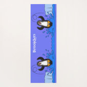 Cute happy springing pinguin cartoon illustratie yogamat (Achterkant)