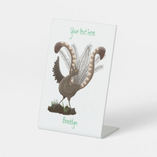 Cute happy superb lyrebird cartoon illustratie reclamebord met voetstuk