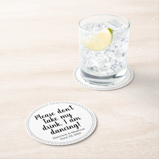 Cute harts aangepaste zwarte tekstnamen datum brui ronde kartonnen onderzetter (Insitu)