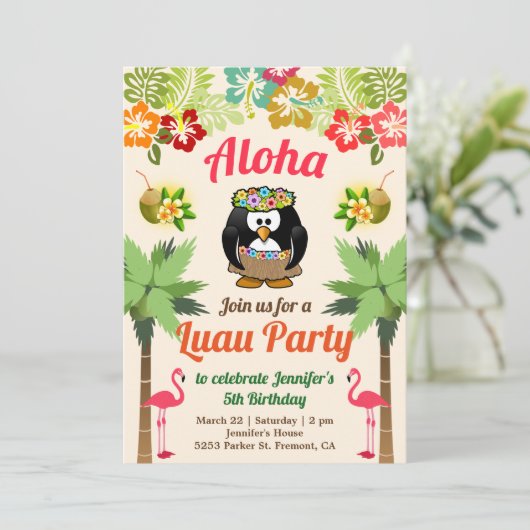 Cute Hawaiian Penguin | Luau Birthday Party Invite Kaart (Staand voorkant)