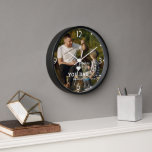 Cute HEART LIEFT U DAD Photo Names<br><div class="desc">Schattige HART LIEFDE JE DAD Photo Names Wall Clock heeft je favoriete foto met de tekst "(love heart) you Dad" in modern wit script met onderstaande namen. Personaliseer door de tekst in het tekstvak te bewerken en uw eigen afbeelding toe te voegen. Perfect voor kerst-, verjaardags- en Vaderdag-cadeaus. Ontworpen door...</div>