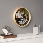 Cute HEART LIEFT U DAD Photo Names<br><div class="desc">Schattige HART LIEFDE JE DAD Photo Names Wall Clock heeft je favoriete foto met de tekst "(love heart) you Dad" in modern wit script met onderstaande namen. Personaliseer door de tekst in het tekstvak te bewerken en uw eigen afbeelding toe te voegen. Perfect voor kerst-, verjaardags- en Vaderdag-cadeaus. Ontworpen door...</div>