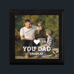 Cute HEART LIEFT U DAD Photo Names Cadeaudoosje<br><div class="desc">Schattige HART LIEFDE JE DAD Photo Names Gift Boxes bevat je favoriete foto met de tekst "(love heart) you Dad" in modern wit script met onderstaande namen. Personaliseer door de tekst in het tekstvak te bewerken en uw eigen afbeelding toe te voegen. Perfect voor kerst-, verjaardags- en Vaderdag-cadeaus. Ontworpen door...</div>