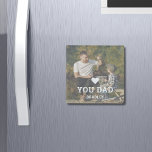 Cute HEART LIEFT U DAD Photo Names Stenen Magneet<br><div class="desc">Schattige HART LIEFDE JE DAD Photo Names Magnet heeft je favoriete foto met de tekst "(love heart) you Dad" in modern wit script met onderstaande namen. Personaliseer door de tekst in het tekstvak te bewerken en uw eigen afbeelding toe te voegen. Perfect voor kerst-, verjaardags- en Vaderdag-cadeaus. Ontworpen door ©2024...</div>