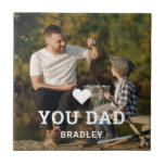 Cute HEART LIEFT U DAD Photo Names Tegeltje<br><div class="desc">Schattige HART LIEFDE JE DAD Fotonamen Decoratieve Tegels bevat je favoriete foto met de tekst "(love heart) you Dad" in modern wit script met onderstaande namen. Personaliseer door de tekst in het tekstvak te bewerken en uw eigen afbeelding toe te voegen. Perfect voor kerst-, verjaardags- en Vaderdag-cadeaus. Ontworpen door ©2024...</div>