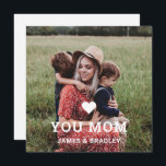 Cute HEART LIGT U MOM Birthday Notitiekaartje<br><div class="desc">Cute Heart Love You Ma MBirthday Photo Sleutelhanger heeft je favoriete foto voorzien van de tekst "(liefdeshart) je mama" in een modern wit script met je namen hieronder. Personaliseer door de tekst in het verstrekte tekstvakje uit te geven, toevoegend uw favoriete afbeelding en op omgekeerd uw douanebericht. Ontworpen door ©Evco...</div>