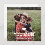 Cute HEART LIGT U MOM Birthday Notitiekaartje<br><div class="desc">Cute Heart Love You Ma MBirthday Photo Sleutelhanger heeft je favoriete foto voorzien van de tekst "(liefdeshart) je mama" in een modern wit script met je namen hieronder. Personaliseer door de tekst in het verstrekte tekstvakje uit te geven, toevoegend uw favoriete afbeelding en op omgekeerd uw douanebericht. Ontworpen door ©Evco...</div>